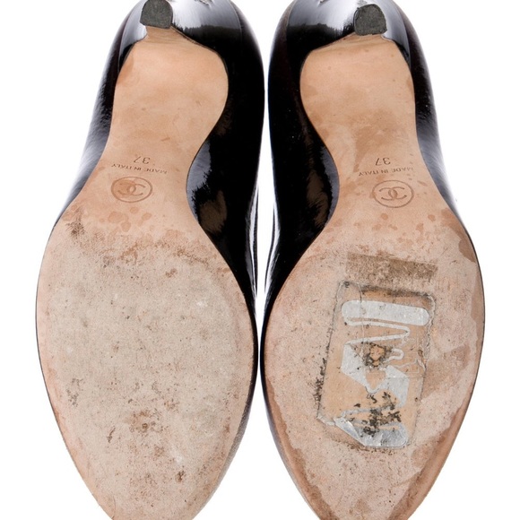 Chanel
Interlocking CC Logo Patent Leather Pumps
Women's Size:5.5 - Picture 3 of 8